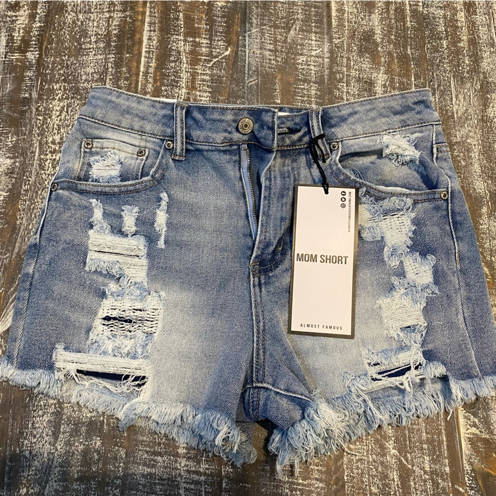 MOM SHORTS distressed sz7 NWT